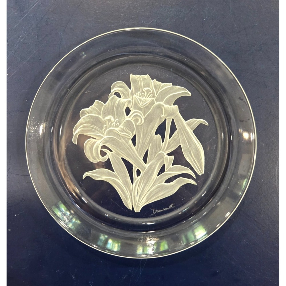 Hoya Flower of the Month Plate July Lily Lilies Engraved Crystal Yamamoto 6''